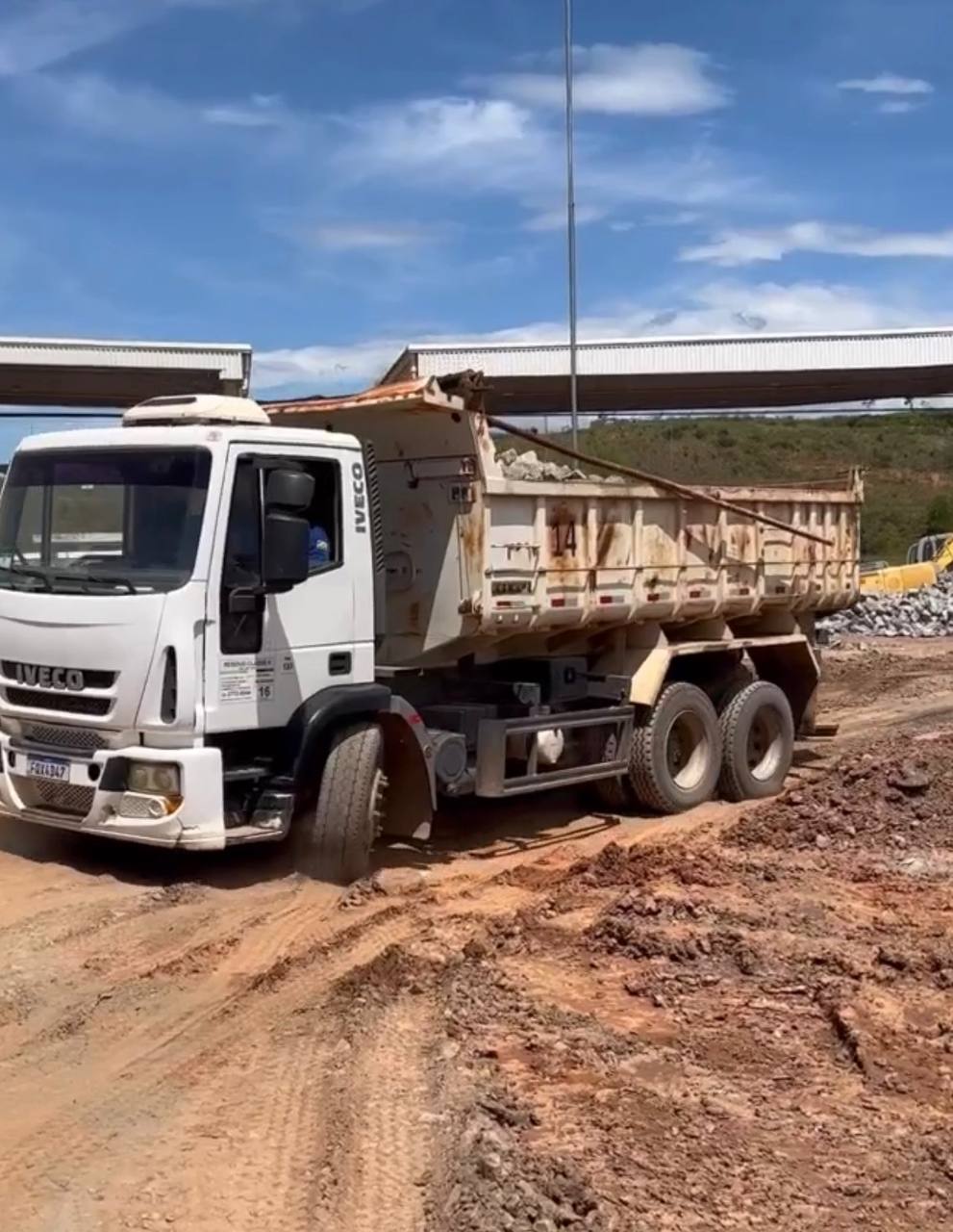 Caminhão basculante em serviço
