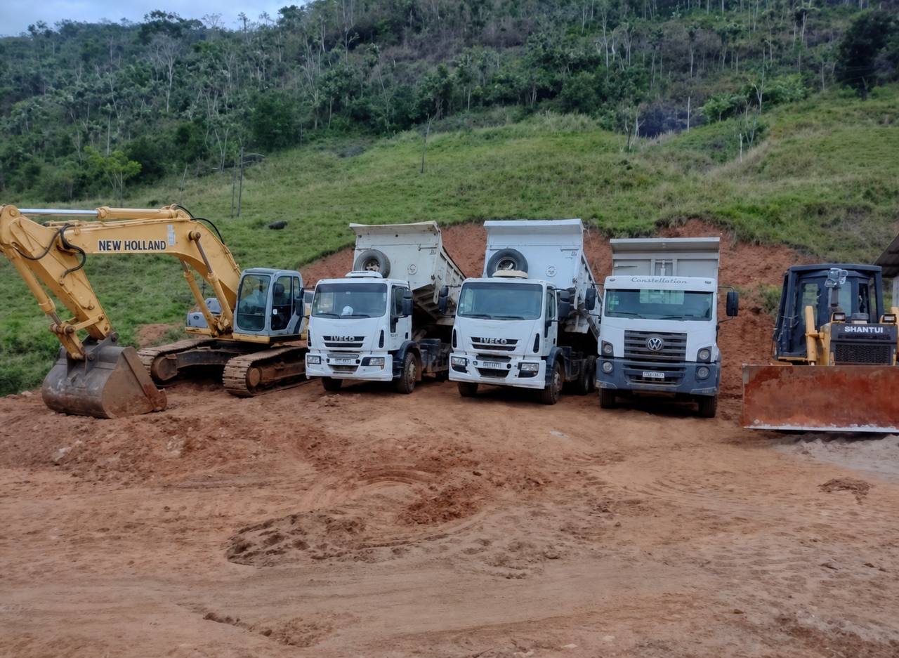 Frota completa E.R Aguiar — escavadeira, caminhões basculantes e trator