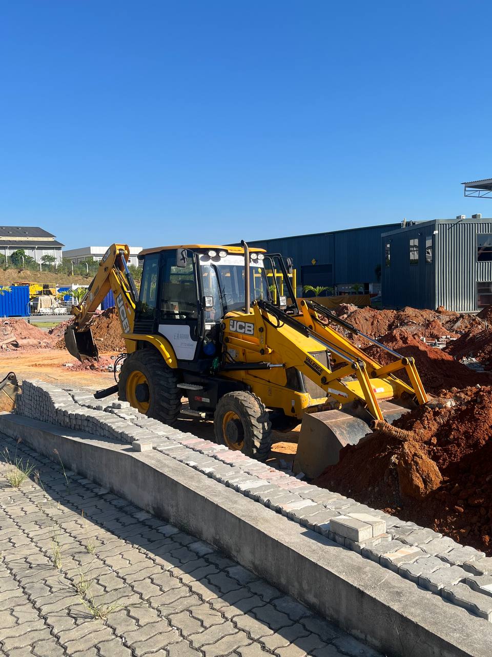 Retroescavadeira JCB em obra